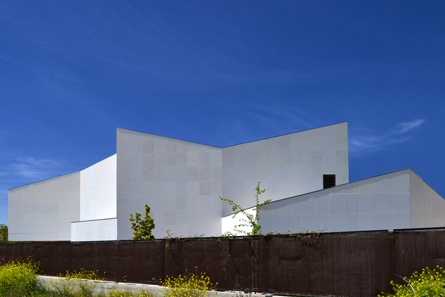 Zigzag House by Cobaleda & García Arquitectos, The Modern House