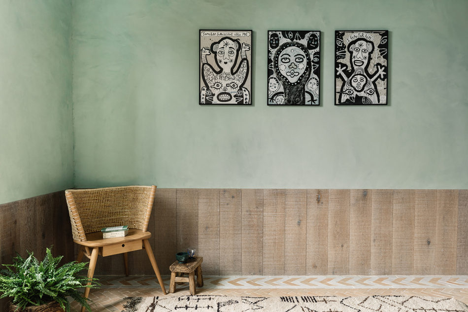 how to decorate with art