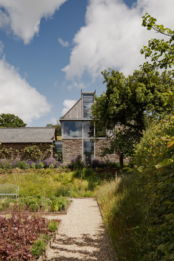 For Sale: Middle Hunt House, Walterstone, Herefordshire | The Modern House